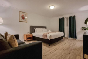 Wishart 1Bed 1Bath Tiny, Quiet House w Parking, Brisbane